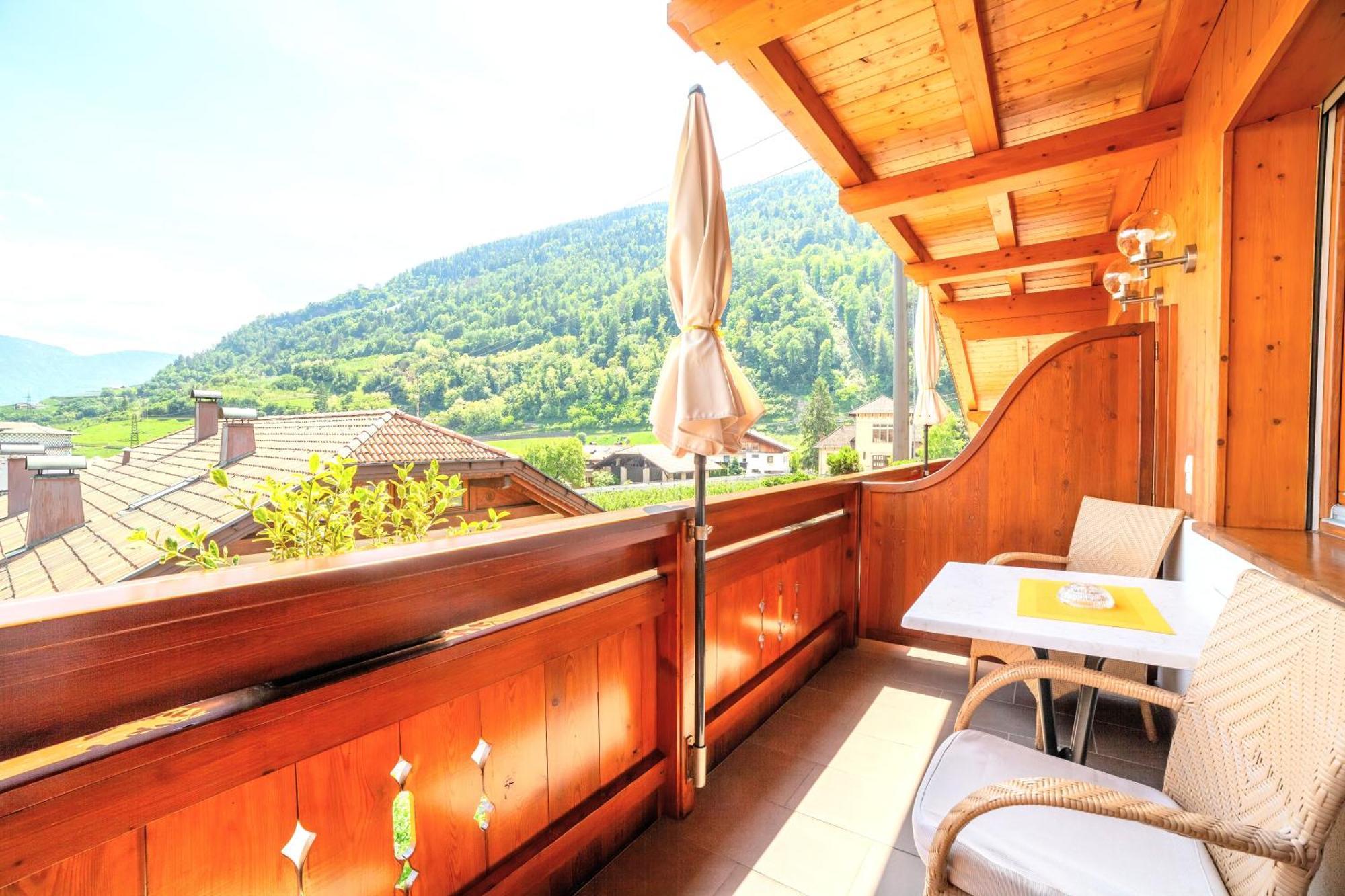 Appartementhaus Tratter Lagundo Luaran gambar